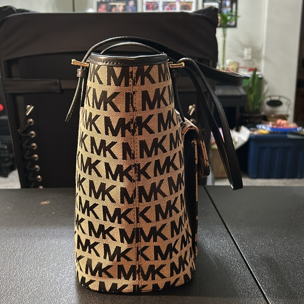 Michael Kors EUC Large Handbag - Picture 14 of 16